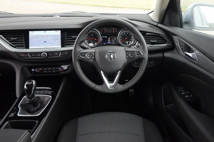 Панель приборов Vauxhall Insignia Sports Tourer Turbo 2017 года  (фото 7 из 11)